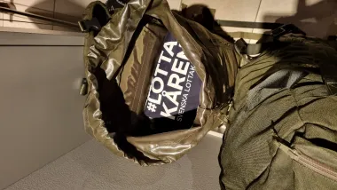 Lottakåren t-shirt syns i en militär ryggsäck